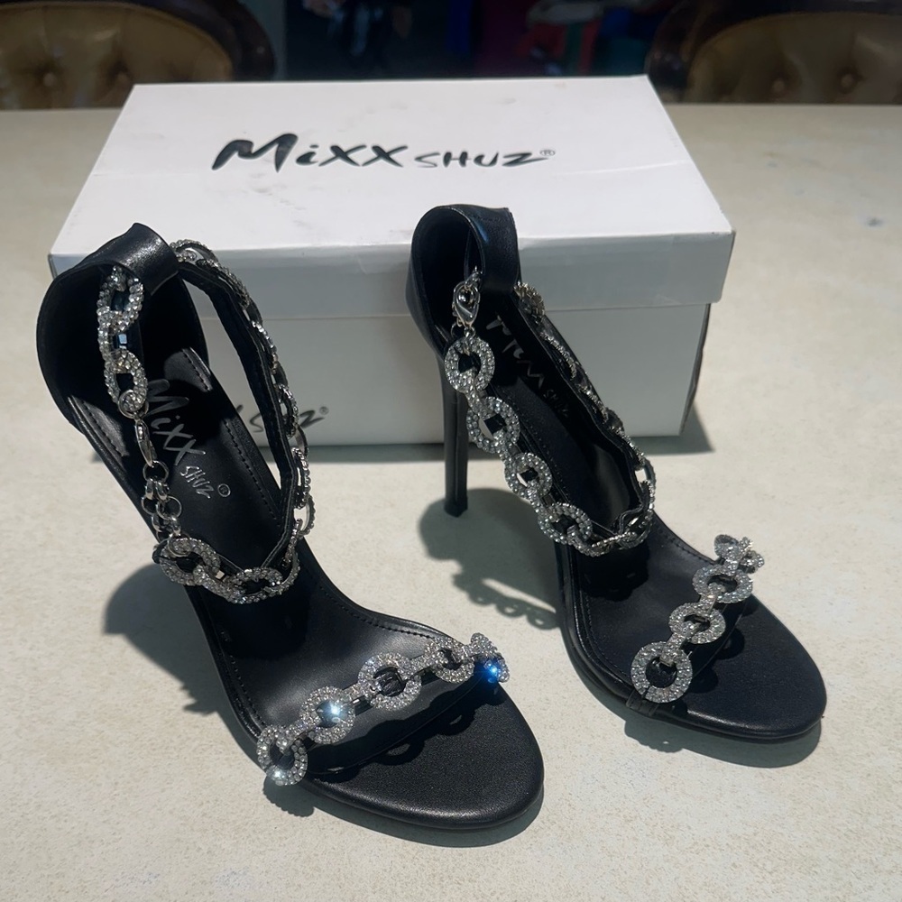 Mixx Shuz Black Open Toe with Circular Embellished Rhinestone Size 9 Bling NWOT